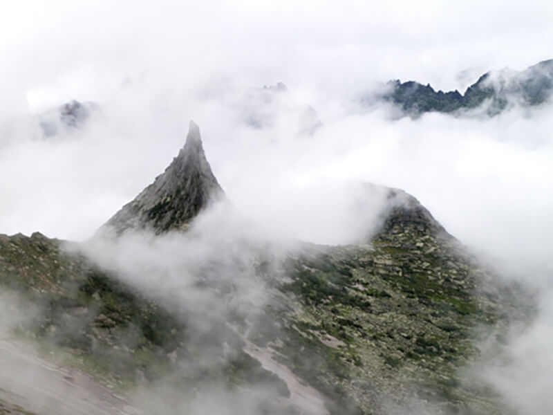 Вид на гору Ергаки в тумане